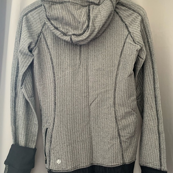 Lululemon pullover with hood - women’s 6 - Picture 2 of 9